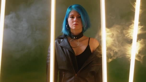 Lumière vive femme science-fiction futur cyberpunk conduit — Video