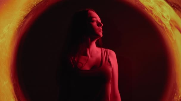 Klimaatverandering zwart gat meisje warm rood warmte cirkel — Stockvideo