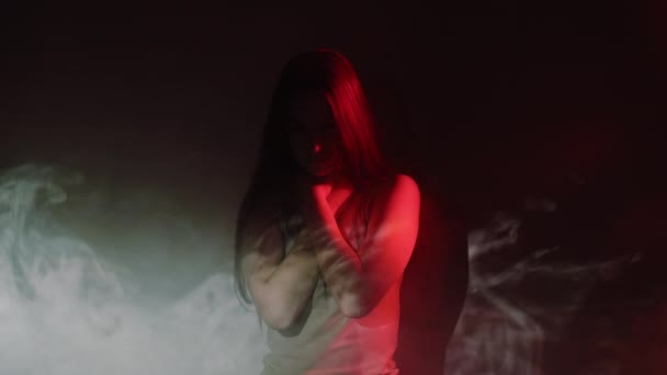 大気汚染有毒スモッグ煙に邪魔された女の子 — ストック動画