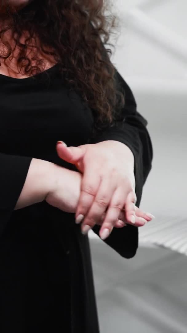 Hidrasi tangan sehat, krim wanita kelebihan berat badan. — Stok Video