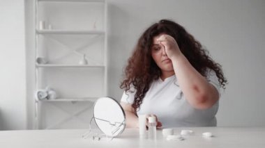 Göz kremi altında aşırı kilolu kadın teni