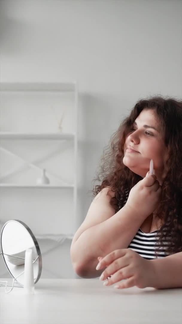Gua sha massage ansiktsbehandling fitness överviktig kvinna — Stockvideo