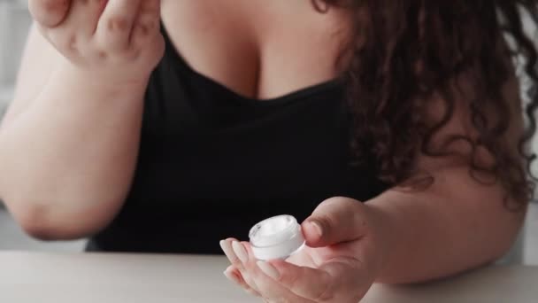 Rosto hidratante beleza cuidado obeso mulher creme — Vídeo de Stock