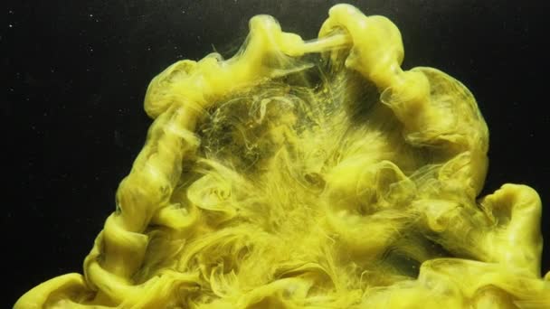 Pintura gota de agua color salpicadura logo revelar amarillo — Vídeos de Stock