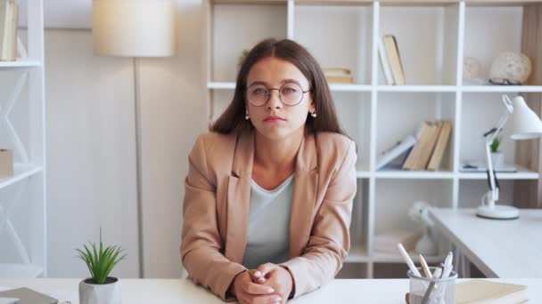 Langweilige Lektion Smart Woman Online-Kurse müde — Stockvideo