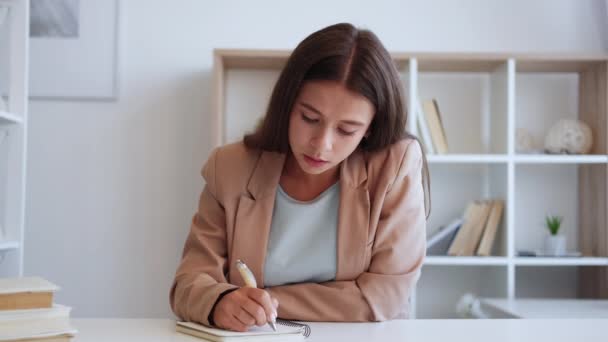 Educación en línea mujer interesada lección virtual — Vídeos de Stock