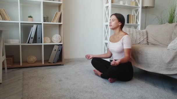 Ioga relaxar meditando mulher casa prática calma — Vídeo de Stock