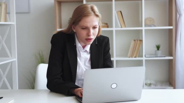 Mujer cansada oficina de trabajo a distancia entrenamiento — Vídeos de Stock