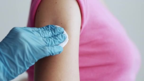 Protección covid vacunación del paciente femenino — Vídeo de stock