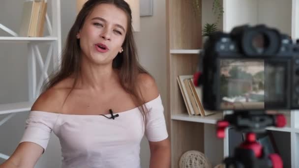 Beauty blogger θηλυκό influencer προβολή βίντεο — Αρχείο Βίντεο