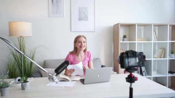 Videoconferentie vrouwelijke leraar taal les — Stockvideo