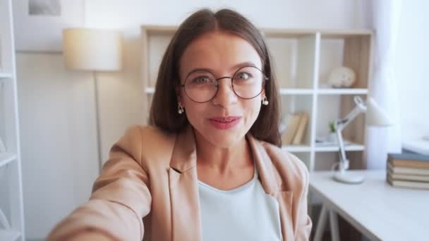 Videogesprek opgewonden vrouw afstand communicatie — Stockvideo