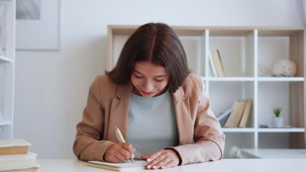 Informações interessantes animado mulher vídeo chat — Vídeo de Stock