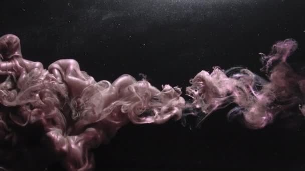 Bläck vatten droppe rök spår rosa rök svart glitter — Stockvideo