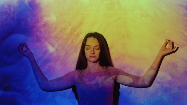 Духовное просвещение йога медитация девушка дзен — стоковое видео