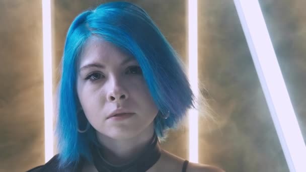 Γυναίκα οδήγησε πορτρέτο ψηφιακή ομορφιά cyberpunk μοντέλο — Αρχείο Βίντεο