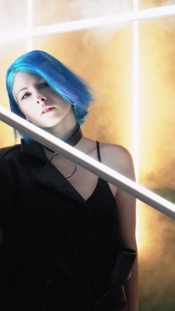 Techno στυλ cyberpunk φουτουρισμός γυναίκα καπνός οδήγησε — Αρχείο Βίντεο