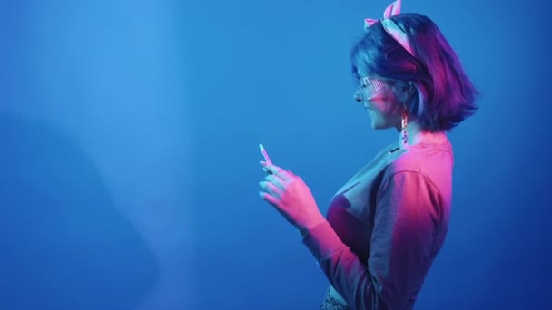 Телефон знайомства кіберлюбов жінка повідомлення неонове світло — стокове відео