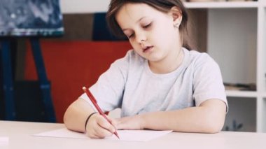 Çocuklar sanat okulunun yaratıcı zamanlarını resmediyor.