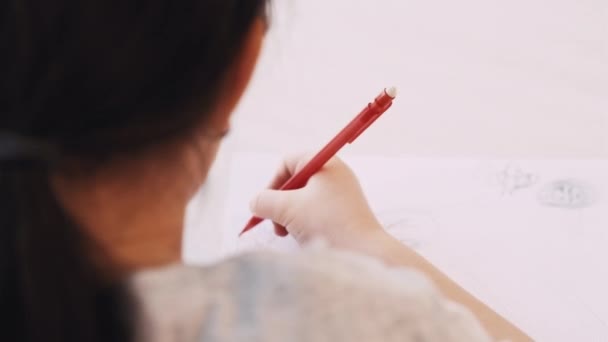 Мистецьке хобі креативна дівчина насолоджується живописом жінки — стокове відео