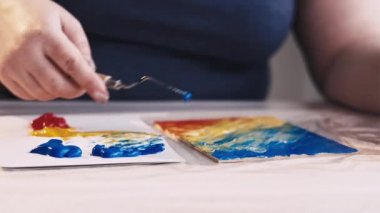 Sanat stüdyosu bayan sanat eseri.