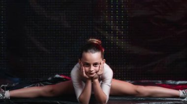 Çocuk dans gösterisi jimnastik performans kız hatası