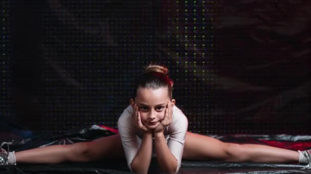 Espectáculo de danza infantil gimnasia rendimiento chica glitch — Vídeos de Stock
