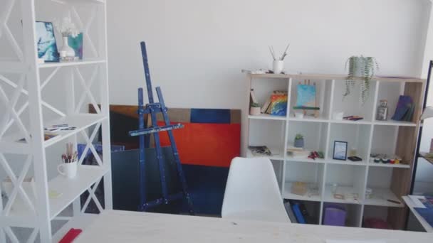 Kreativní prostor profesionální výtvarné studio malba — Stock video