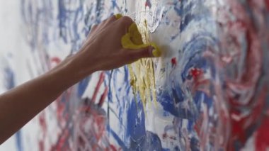 Sanat terapisi kadın sanatçı yaratıcı süreç
