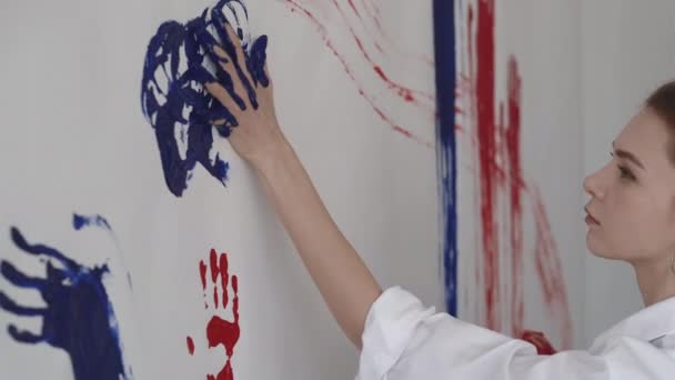 Terapi seni mengilhami psikologi wanita santai — Stok Video
