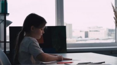 Yaratıcı çocuk sanat okulunda yanlış resim.