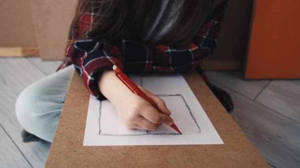 Kunst therapie tekening meisje schilderij studio mooi — Stockvideo