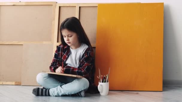 Kunst Hobby Kinder malen künstlerische Werkzeuge wenig — Stockvideo