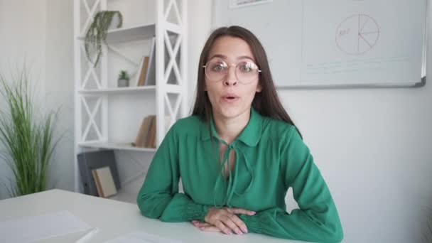 Entrevista en línea videollamada mujer empleada curiosa — Vídeo de stock