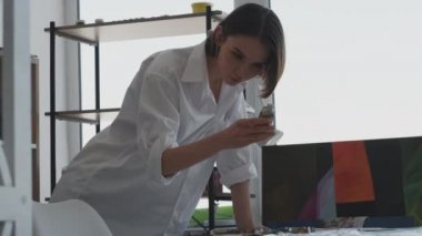 Sanat stüdyosu kadın ressam resim aletleri tutun