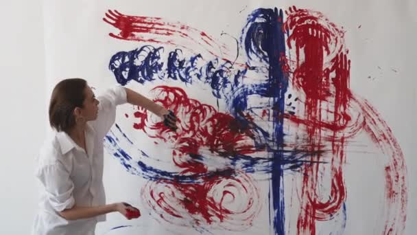 미술 여성 화가의 창작 과정을 표현하는 모습 — 비디오