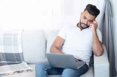 ev rahatla yakışıklı adam sanal iletişim