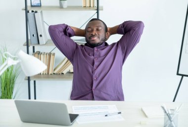 İş dinlenme adamı mutlu adamı durdurur.