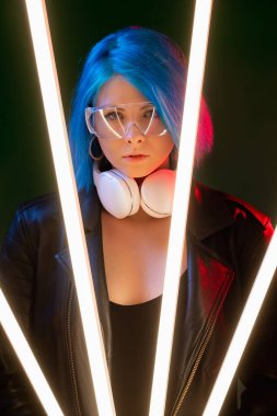 renkli hafif kadın bilim kurgu gelecekteki siber punk öncü neon