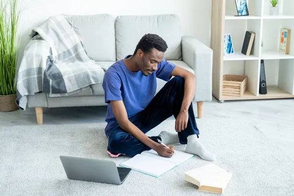 Educação a distância estudando homem lição de casa fazendo — Fotografia de Stock