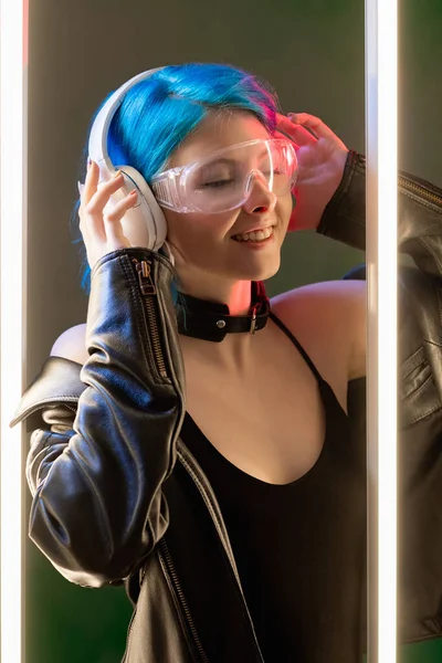 Muzyka radość techno playlist kobieta doprowadziły neon słuchawki — Zdjęcie stockowe