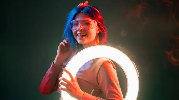 Neon licht mensen futuristische stijl vrouw led ring — Stockfoto