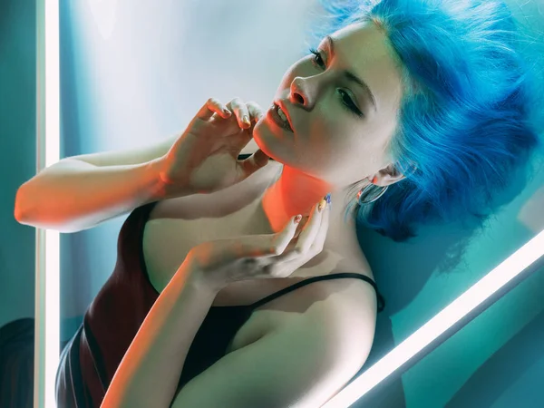 Neon-Modell sinnliche Frau attraktives Gesicht LED-Licht — Stockfoto