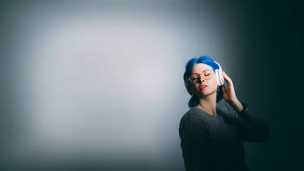 Fejhallgató zene lejátszási lista hallgató nő headset — Stock Fotó