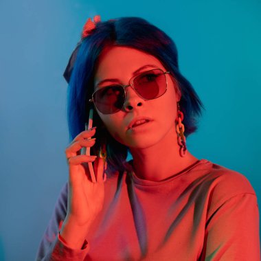 Cep telefonlu iletişim kadını neon ışığı