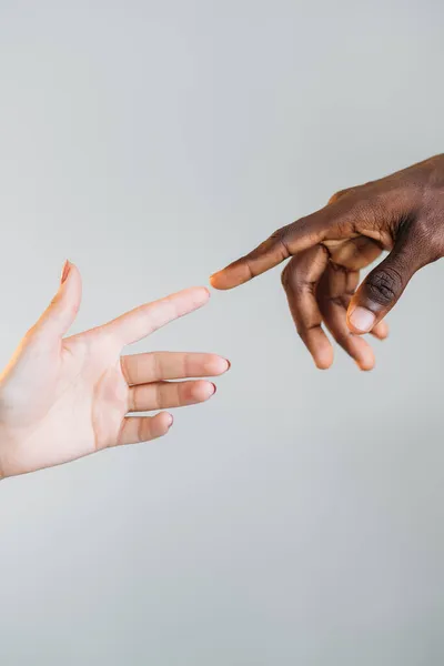 Relación multicultural diversas manos de pareja — Foto de Stock