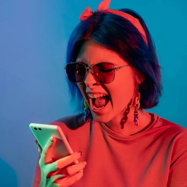 Teléfono conflicto móvil argumentar mujer enojada luz de neón —  Fotos de Stock