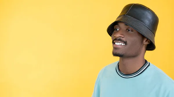 Moderní styl rapper man trend vypadat šťastně — Stock fotografie