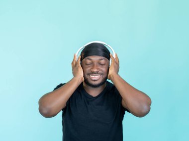 Müzik ilham kaynağı mutlu adam anın tadını çıkarıyor