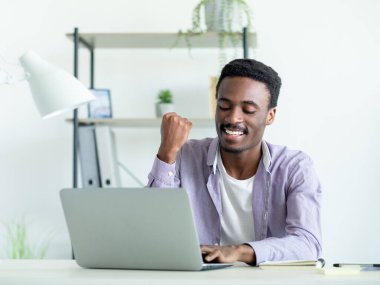 Çevrimiçi konferans pozitif adam video bağlantısı